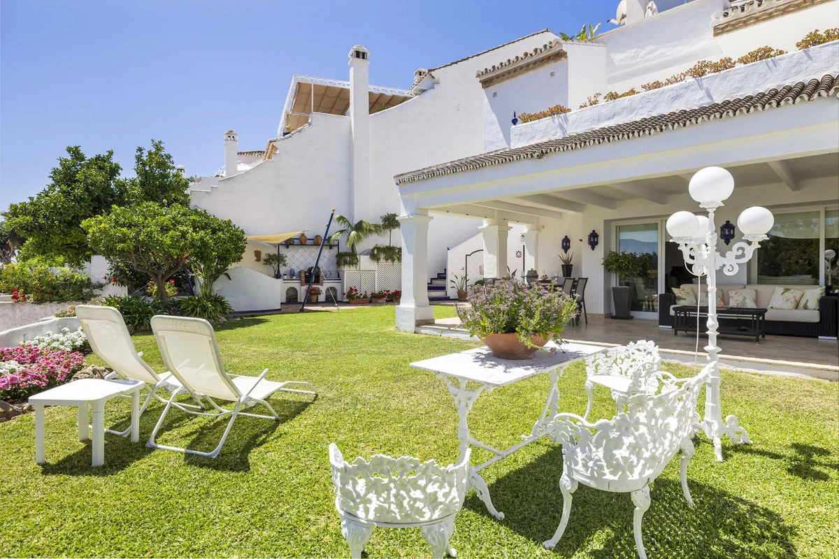 Spacious 4-bedroom, 4-bathroom townhouse in Altos de Los Toreros, Nueva Andalucia